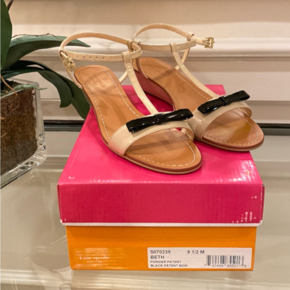 NWT ♠️kate spade♠️ *BETH* Wedge Sandals … *POWDER* Patent•Black Bow …Size: 8.5 M